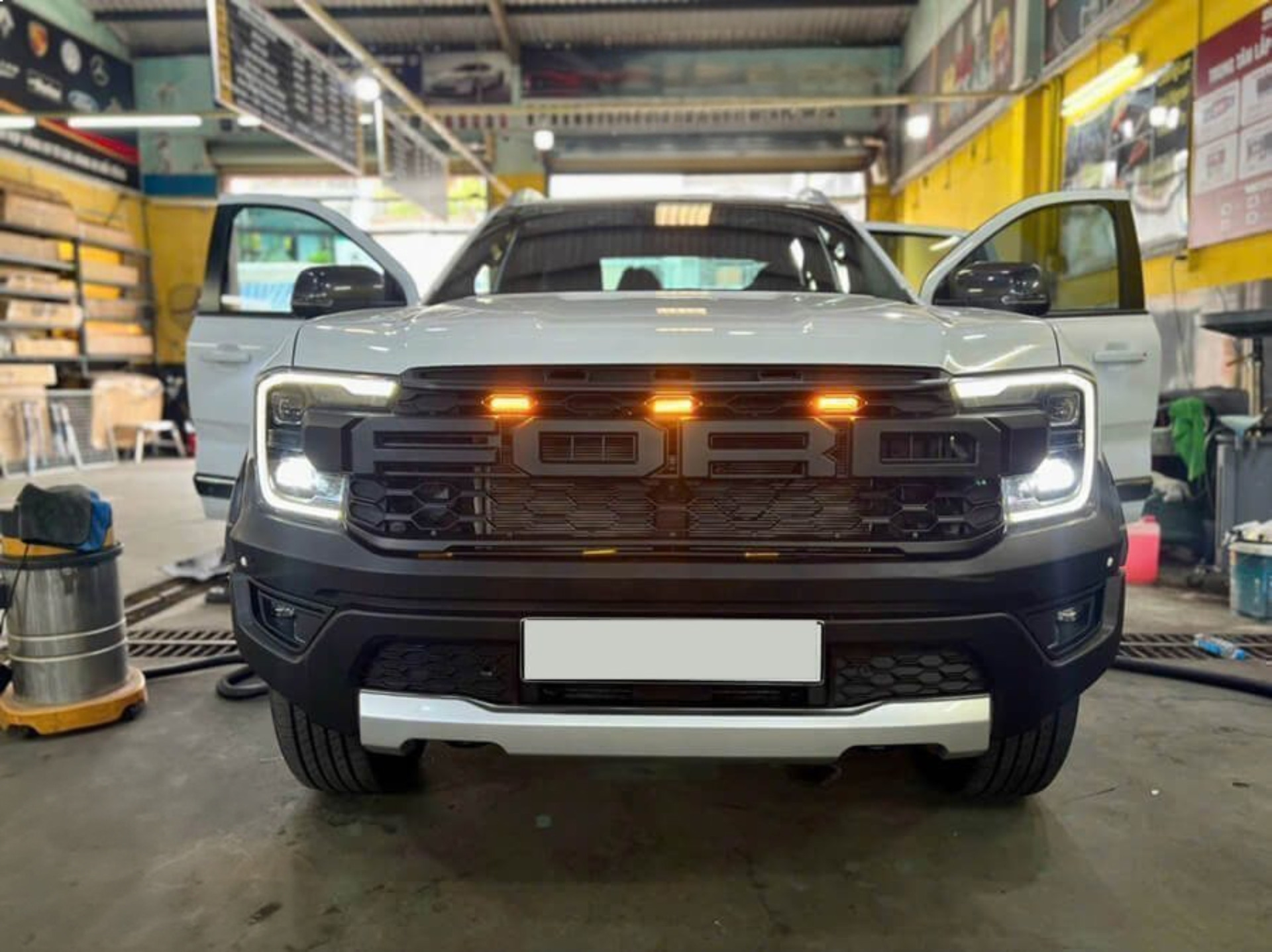 Độ Mặt Ca-Lăng Raptor Cho Ford Ranger: Giữ Nguyên Xe Gốc, Tháo Lắp Dễ Dàng