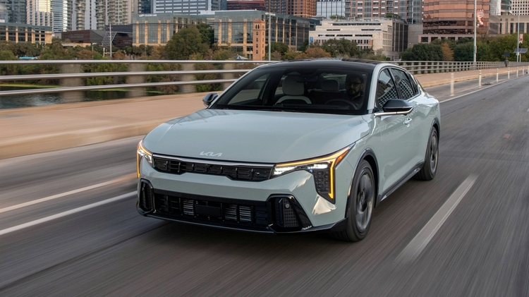 Kia K4 2026 tăng giá nhẹ: Mẫu sedan 