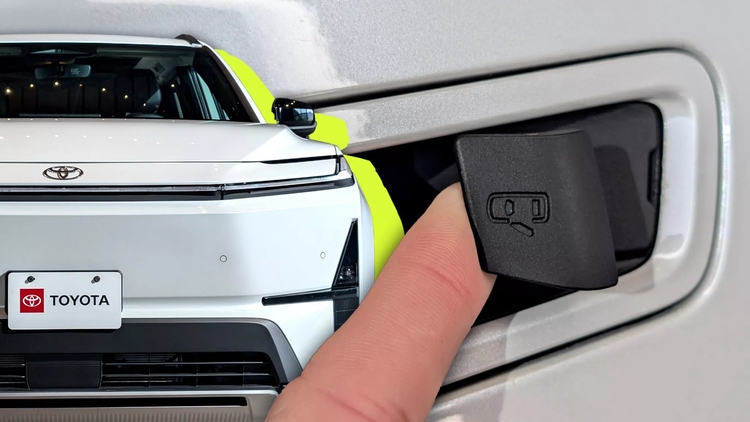 Để an toàn, SUV điện Toyota Highlander 2026 vẫn dùng tay nắm cửa cơ học