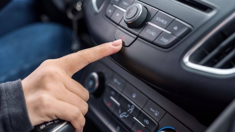 Châu Âu, Trung Quốc và Mỹ sắp yêu cầu xe hơi phải có nút bấm vật lý, kết thúc kỷ nguyên 